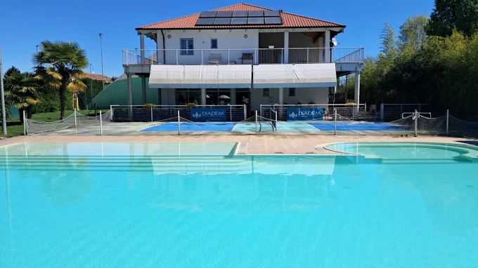 Veduta panoramica della piscina e della club house del Sirio Tennis Club a Settimo Torinese